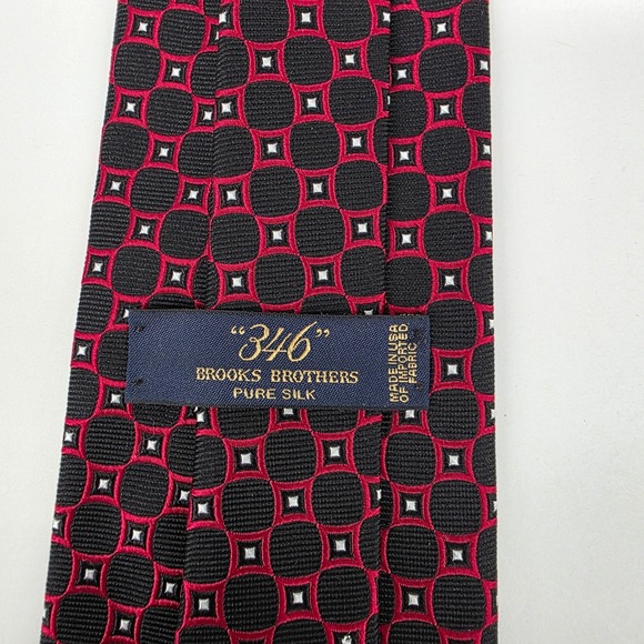 Brooks Brothers 346 Necktie Mens Black Red Geometric Medallion Pure Silk Tie - Picture 2 of 5